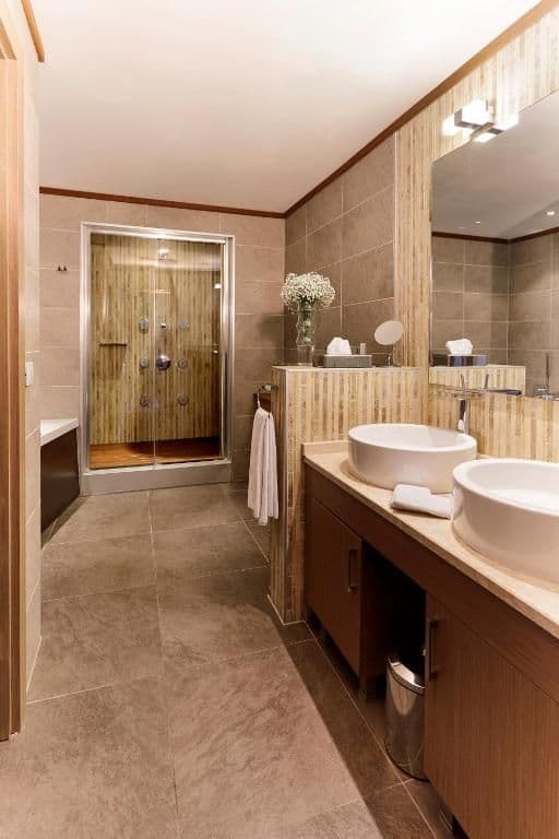 Residential Suite with Hot Tub and Steam Room - Free Access to Spa