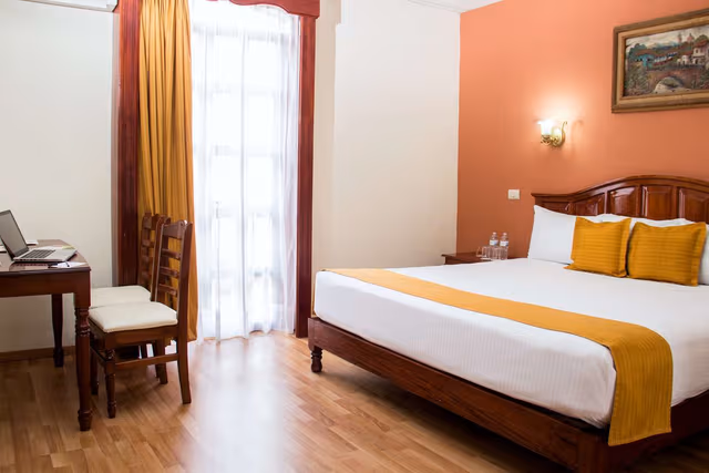 1 King Bed, Non-Smoking