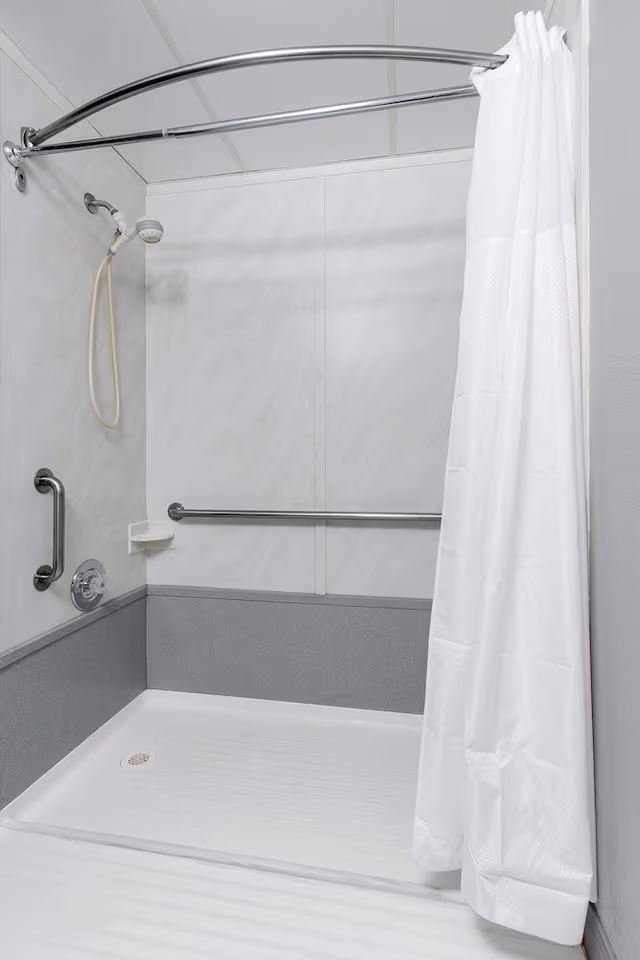 Deluxe Room, 1 Queen Bed (Accessible)