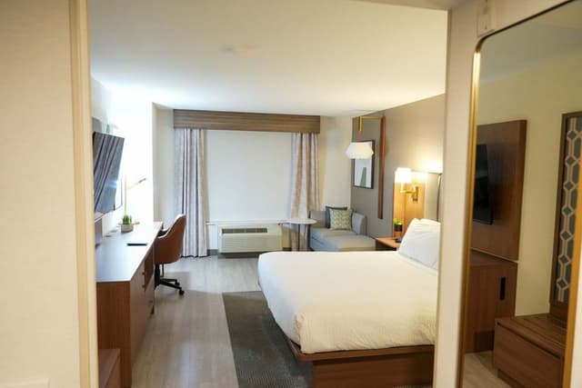 Standard Room, 1 King Bed, Mobility Accessible