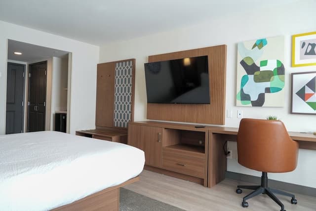 Standard Room, 1 King Bed, Mobility Accessible
