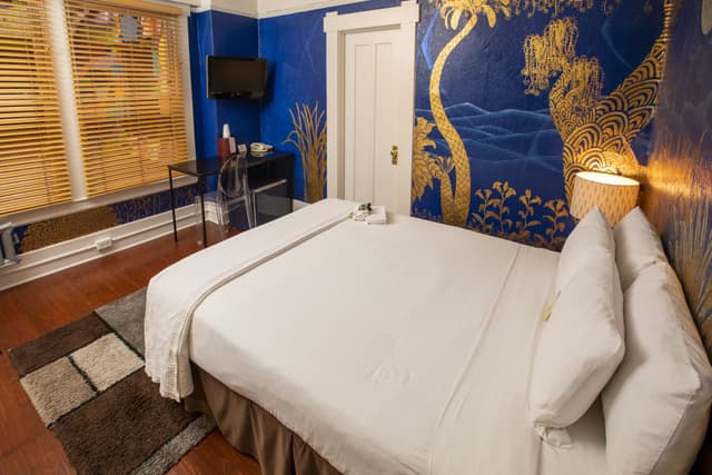 Standard Queen Room with Ensuite Bathroom