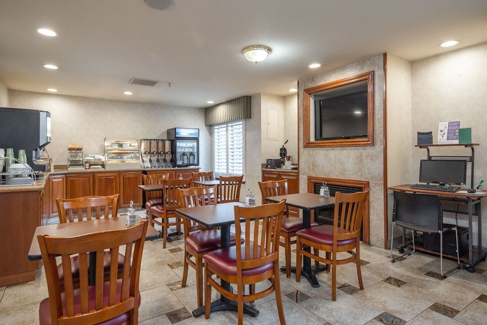 HOLIDAY INN EXPRESS REDWOOD CITY/MENLO PARK3