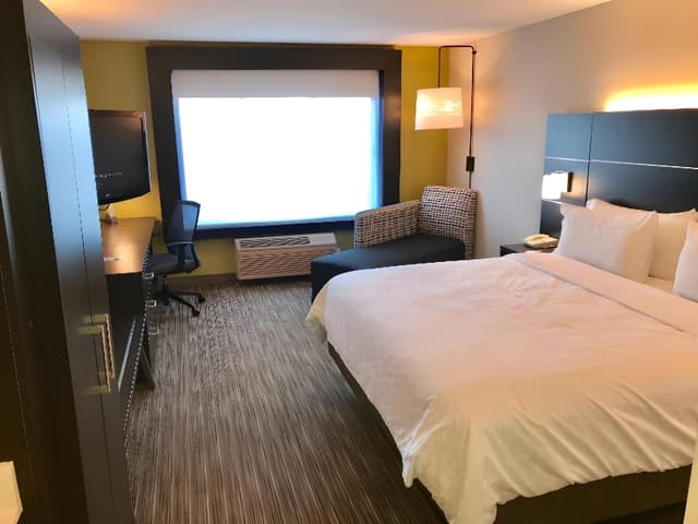 1 King Bed Suite Non-Smoking