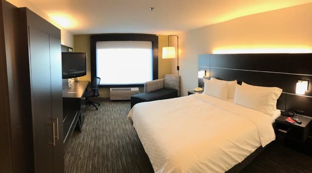 1 King Bed Leisure Non-Smoking