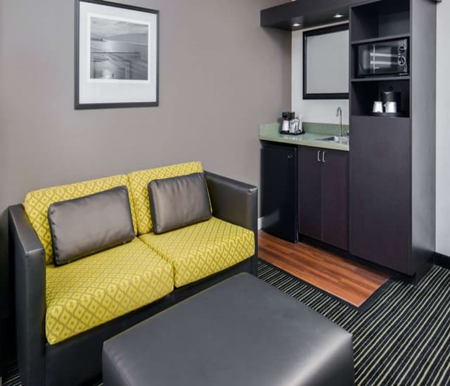 1 KING BED STUDIO SUITE W/ SOFABED NONSMOKING