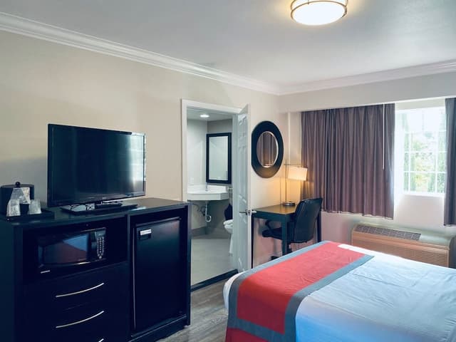 1 Queen Bed Accessible