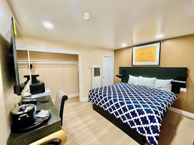 Basic Single Room, 1 King Bed, Refrigerator & Microwave