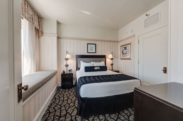 Suite, 1 Bedroom, City View (1 Queen and 1 Sofabed)