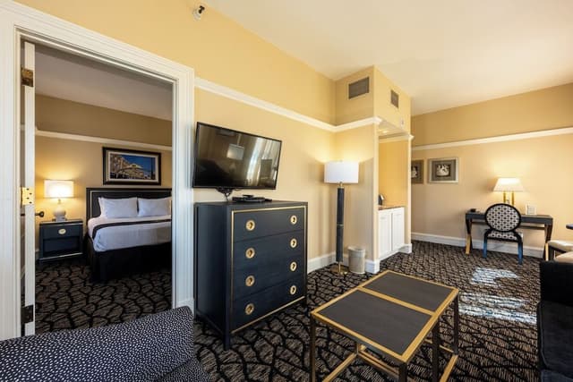 Suite, 1 Bedroom, City View (1 Queen and 1 Sofabed)
