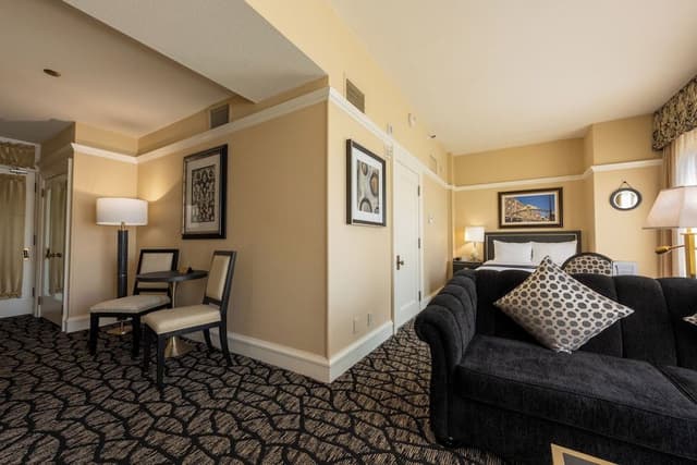 Junior Studio Suite, 1 Queen Bed with Sofa bed, Accessible, City View
