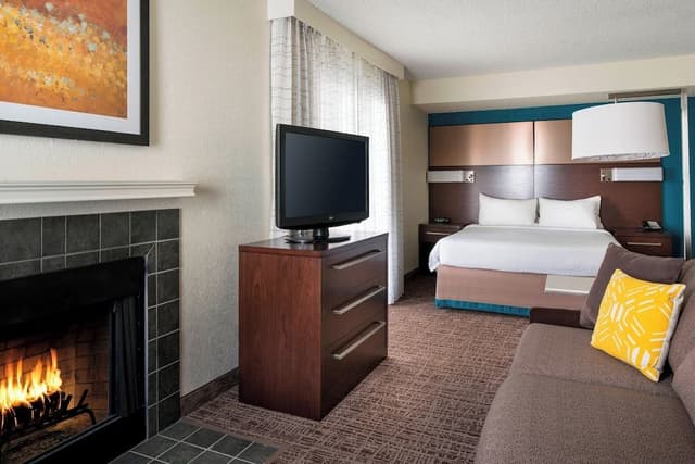Studio, 1 Queen Bed with Sofa bed (Mobility/Hearing Access, Roll-in Shwr)