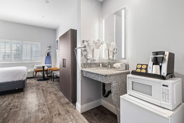 Standard Room, 1 Queen Bed, Accessible