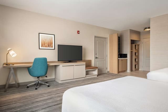 2 QUEEN MOBILITY ACCESSIBLE W/BATHTUB