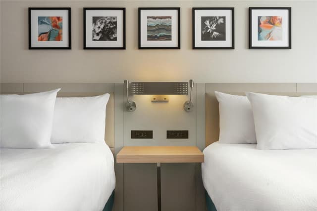2 QUEEN MOBILITY ACCESSIBLE W/BATHTUB