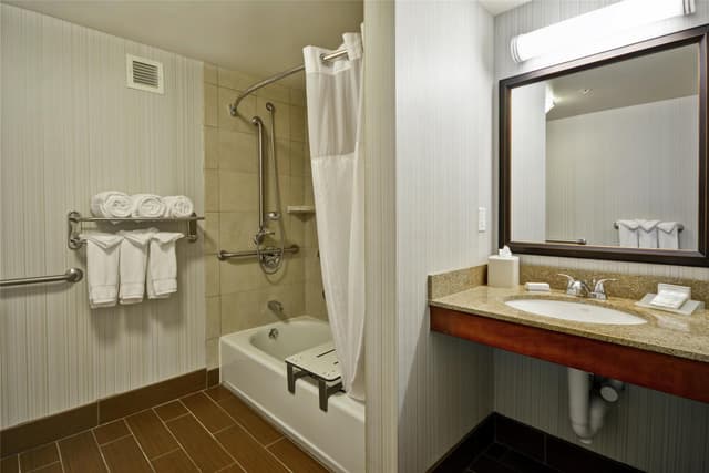 2 QUEEN MOBILITY ACCESSIBLE W/BATHTUB