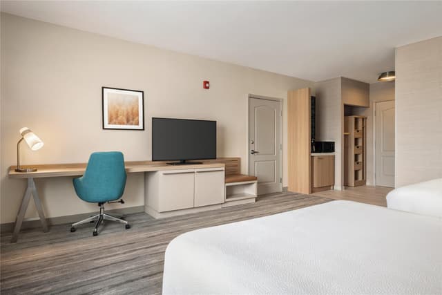 2 QUEEN MOBILITY ACCESSIBLE W/BATHTUB