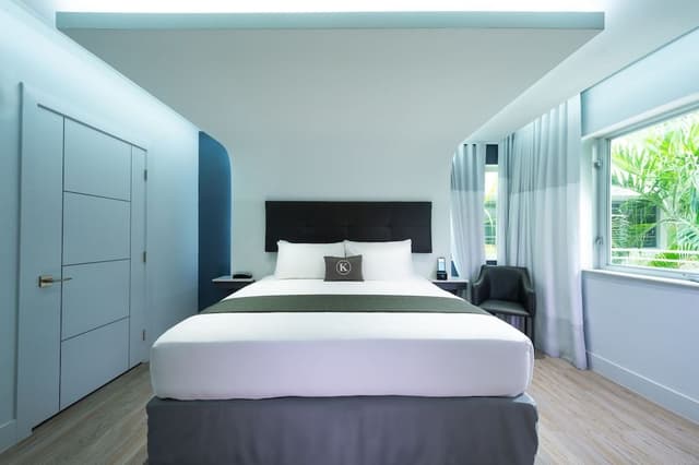 Premier Room, 1 King Bed, Balcony, Garden View