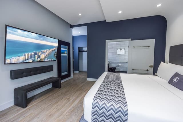 Premier Room, 1 King Bed, Balcony, Garden View