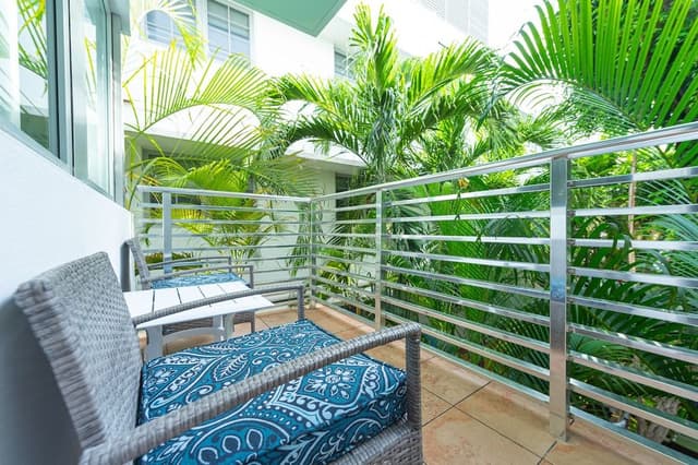 Premier Room, 1 King Bed, Balcony, Garden View