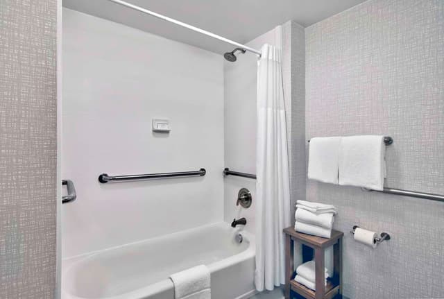 1 KING MOBILITY/HEARING ACCESS W/TUB NONSMOK