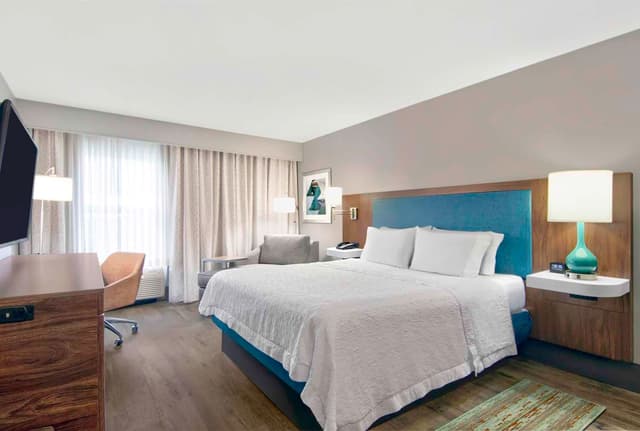 1 KING BED W/ FRIDGE/ MICROWAVE NONSMOK