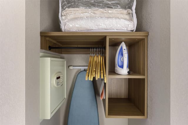 1 KING BED STUDY WITH SOFABED NONSMOKING