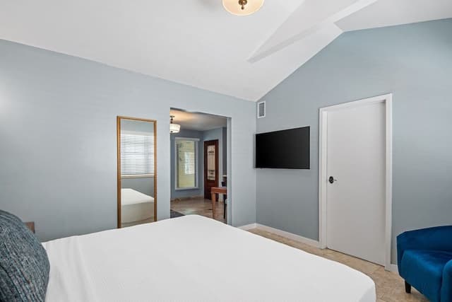 Deluxe Suite, 1 King Bed with Sofa bed (Self Check-in with Virtual Front Desk)