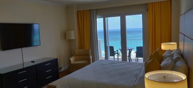 Ocean Front w/Balcony, 1 King Bed