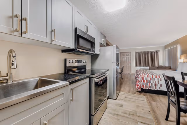 Suite, 1 King Bed, Non Smoking, Kitchen