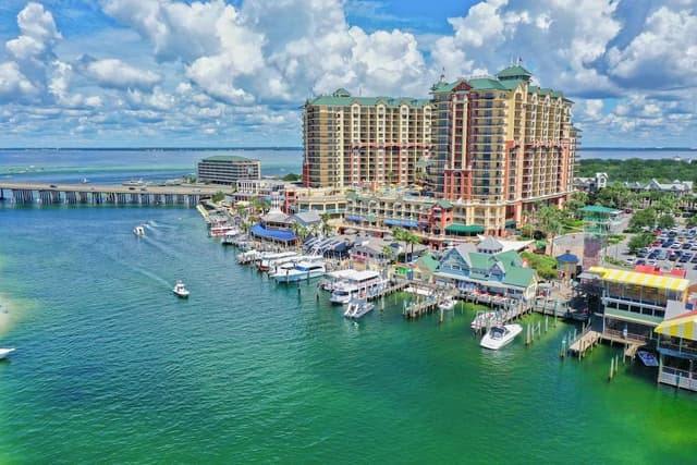 Condo, Multiple Beds (Emerald Grande W728)