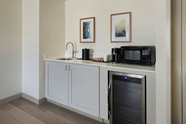Suite, 1 King Bed with Sofa bed (Mobility Accessible, Tub)