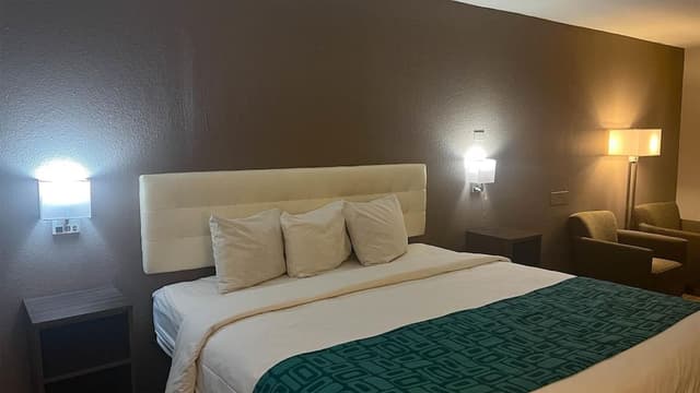 1 King Bed | Non-Smoking