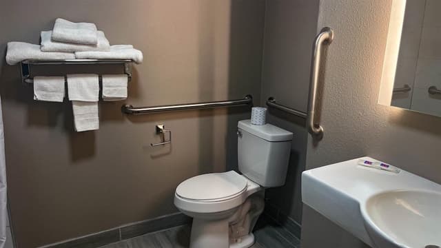 2 Queen Beds |ADA/RI Shower/Non-Smoking