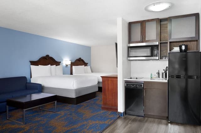 2 Queen bed Suite, Non smoking with Kitchenette