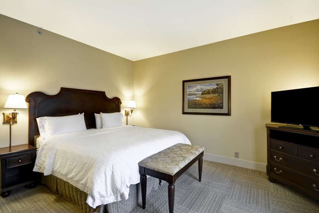 1 KING BED NONSMOKING