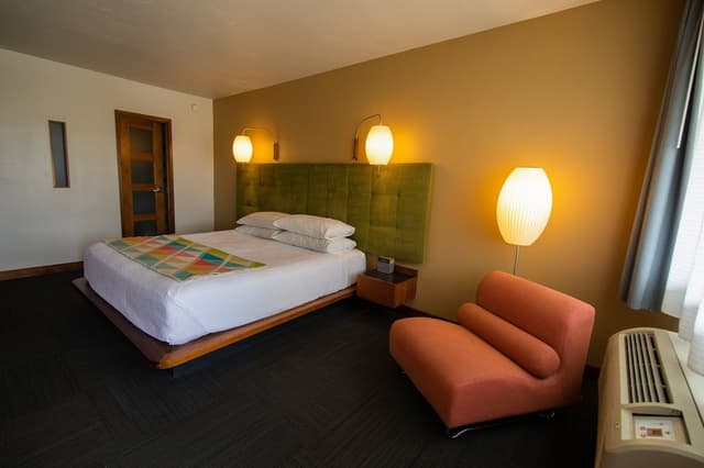Design Room, 1 King Bed, Courtyard Area