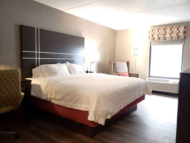 1 KING BED STUDY WITH SOFABED NONSMOKING
