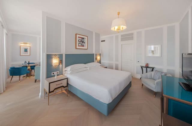 DELUXE SUITE WITH SEA VIEW