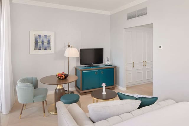 KING EXECUTIVE WITH SEA VIEW