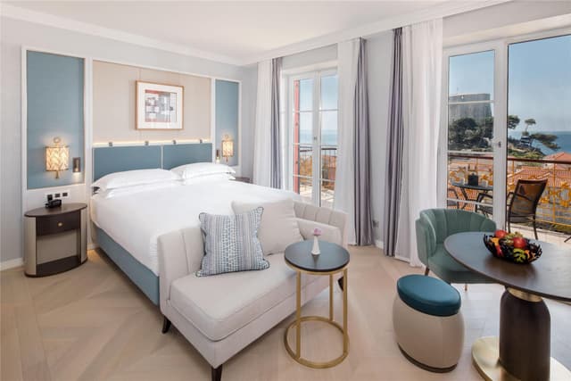 KING EXECUTIVE WITH SEA VIEW