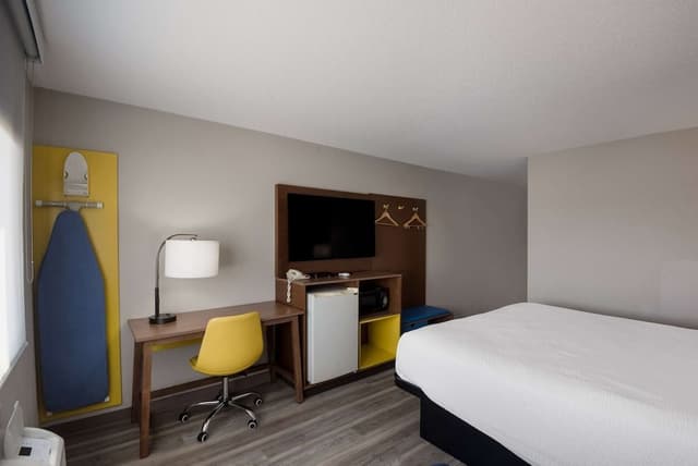Standard Room, 1 Queen Bed