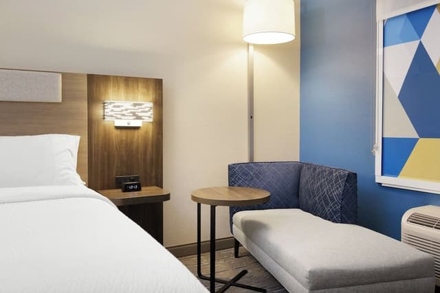 Standard Room, 1 King Bed, Roll-in Shower (Mobility Accessible)