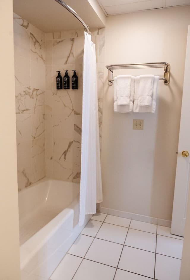 Queen Room (24/7 Front Desk)
