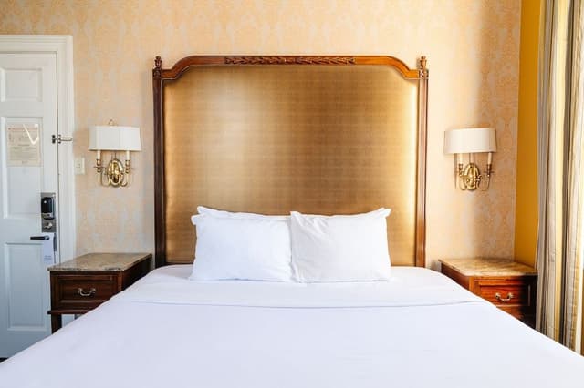 King Room (24/7 Front Desk)