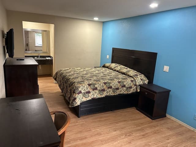 Standard Single Room, 1 King Bed, Smoking