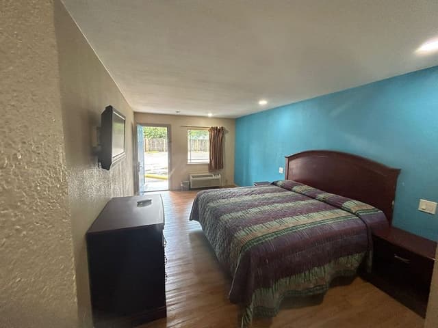 Economy Room, 1 King Bed, Smoking