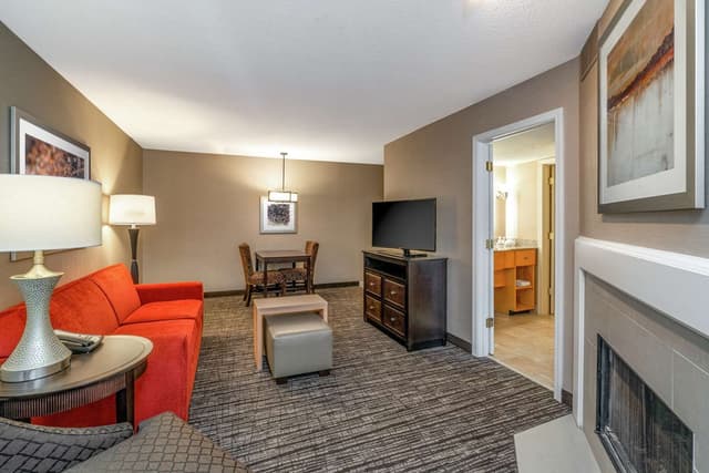 1KING HEARING ACCESSIBLE SUITE FIREPLACE NSMK
