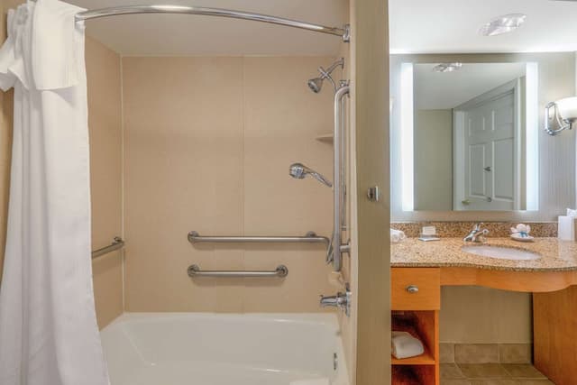 1QUEEN MOBILITY ACCESSIBLE BATHTUB SUITE NSMK