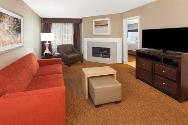 2 QUEEN BEDS 1 BEDROOM FIREPLACE SUITE NONSMO